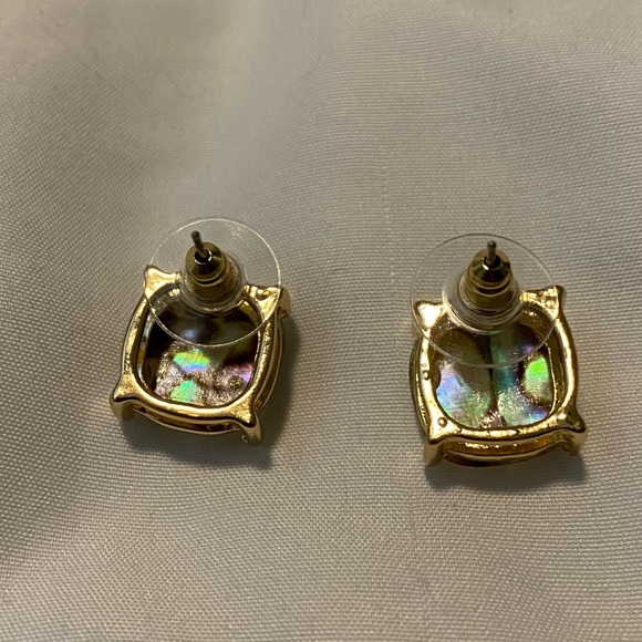 NEW Stone stud earrings set in gold. - Picture 4 of 4